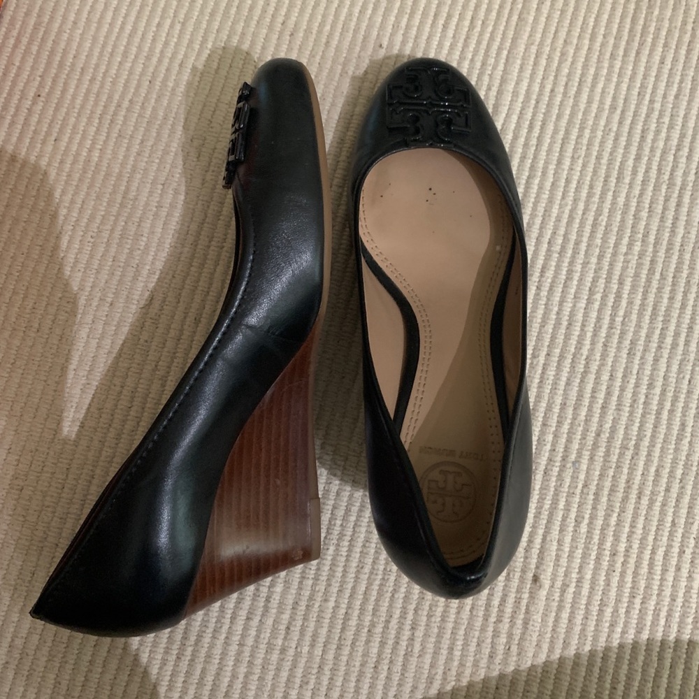 TORY BURCH closed toe wedge